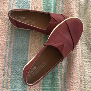 TOMS vegan slip on shoes - size 8 women’s